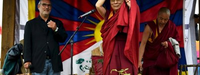 Далай-лама виступив зі сцени британського музичного фестивалю