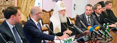 Яценюк: не будет изменений в Конституцию, подрывающих духовность или мораль