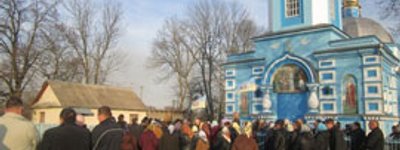 UOC KP members picket Rivne Administration