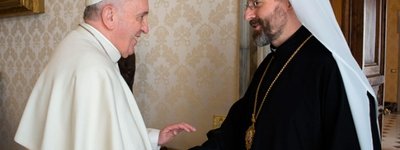 Папа Франциск склоняет голову перед верными УГКЦ, которые во время преследований выстояли в вере