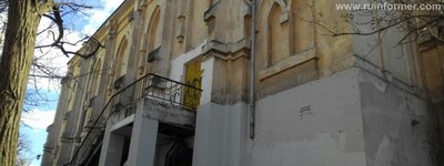 Исторический  костел в Севастополе кувалдами перестраивают под детский кинотеатр