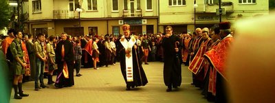 Десятки тисяч людей взяли участь у Хресній Дорозі вулицями Івано-Франківська