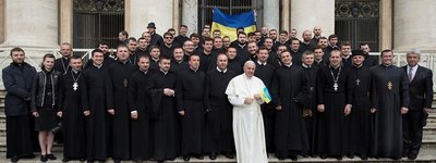Українські студенти в Римі подарували Папі Франциску прапорець України