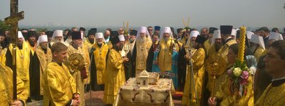 Предстоятель УПЦ (МП) возглавил молебен на Владимирской горке и наградил двух маленьких паломниц