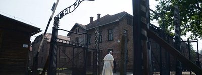 Папа Франциск на самоті молився у темній камері, де рівно 75 років тому помер польський священик Кольбе