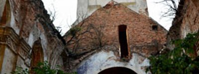 «Чорні археологи» розкопали поховання монахів й розкидали кістки у руїнах костелу
