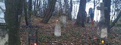 Активісти запалили лампадки на могилах поляків, похованих на Львівщині