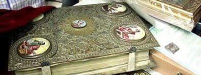 Среди сокровищ Азарова обнаружили десятки икон и старинных религиозных книг