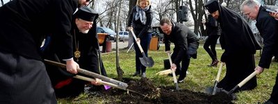 Духовенство разом з високопосадовцями садили «дерева миру»  у Маріїнському парку Києва