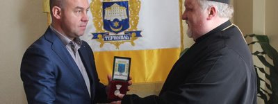 Єпископ УАПЦ нагородив мера Тернополя медаллю чужої Церкви
