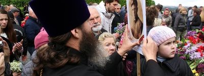 Священик УПЦ (МП) чіпляв у Києві «георгіївські стрічки»