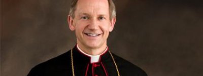 Гей-активісти чинять тиск на єпископа за заборону хоронити в католицькому обряді тих, хто живе в одностатевих шлюбах