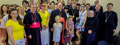 У Харкові кардинал Леонардо Сандрі зустрівся із переселенцями з Донбасу