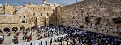 Тысячи евреев собрались на траур у Стены плача