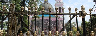Відомий рожевий православний собор у Чернівцях перефарбують