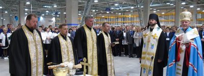 Архиєреї УГКЦ та УПЦ КП освятили новий завод, який урочисто відкрив Порошенко