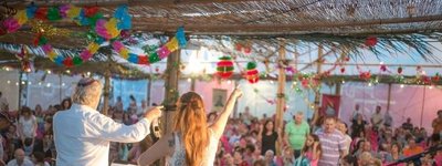 В Тель-Авиве к празднику Суккот построили огромный шалаш