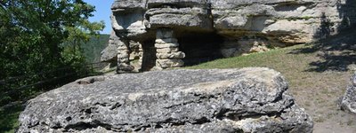  Жертовний камінь і скельний храм у Монастирку - місце містичне і загадкове . 