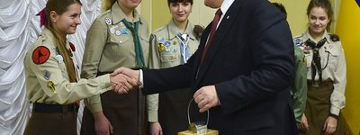Пластуны передали Президенту Украины Вифлеемский огонь мира