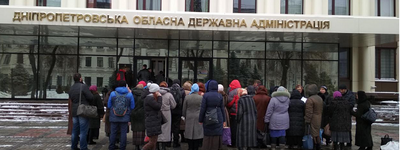 Віряни УПЦ (МП) пікетували Дніпропетровську обладміністрацію, протестуючи проти електронних паспортів