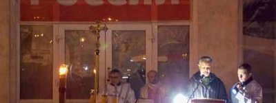 Римо-католики Севастополя провели Пасхальное Богослужение перед закрытым дверями храма