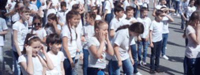 Сотні учнів католицьких шкіл зібралися в центрі Івано-Франківська на флешмоб