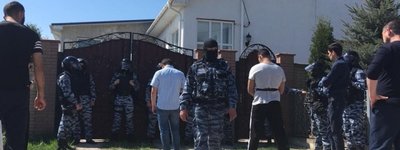 В оккупированном Крыму ФСБ возобновила обыски у крымских татар, среди которых меценат строительства Соборной мечети