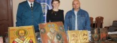 Митники передали музеям та церквам старовинні ікони