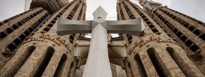 В Барселоне на фасаде Искупительного храма Святого Семейства установили 18-тонный крест