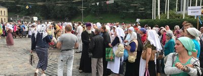 На Владимирской горке на шествие активно собираются верующие УПЦ (МП)