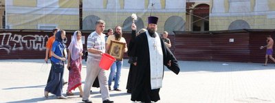 Священник «очистил от скверны» Приморский бульвар после ЛГБТ-марша