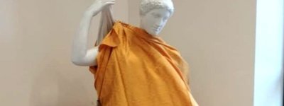 У Росії до приїзду священиків одягли голі статуї