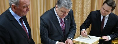 Глава государства записал строки в рукописную Библию, к созданию которой уже присоединились тысячи украинцев