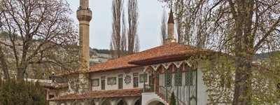 Российские оккупанты "отреставрировали" ханскую мечеть XVI века современной плиткой