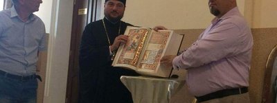 Митрополит Олександр (Драбинко) подарував волинському музею унікальне Євангеліє