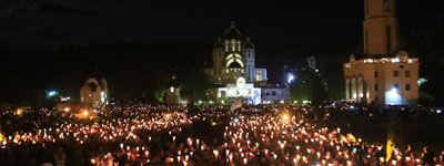 У Зарваниці десятки тисяч паломників несли свічки і молилися за мир в Україні