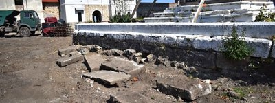 На Львівщині будівельники під час реставрації монастиря знищили десятки давніх поховань