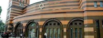 В Кривом Роге мужчина забросал камнями здание синагоги