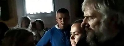 У мережі з’явилося відео, як на Рівненщині священник УПЦ МП кидається на людей