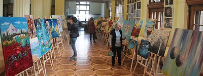 За підтримки Карітас-Київ у КМДА відкрилась виставка картин, які створили особи з інвалідністю