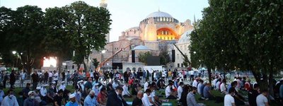 Тисячі мусульман вперше провели молитву у Святій Софії, перетвореній в мечеть (оновлено)