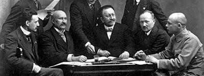 Бойова управа легіону УСС. Томашівський другий праворуч (сидить). Відень, березень 1915
