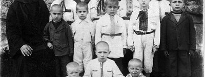 Иеромонах Даниил Тымчина с воспитанниками детского приюта, в центре в вышиванке — Адам Ротфельд 