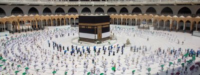 Паломники обходять Каабу, кам'яну будівлю в центрі Священнної Мечеті в Мецці, під час традиційного щорічного паломництва, Мекка, Саудівська Аравія, 29 липня 2020 року