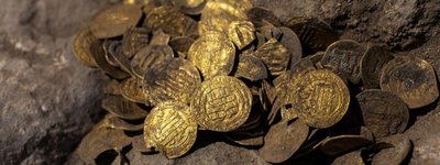 Археологи в центре Израиля нашли 1100-летний тайник с золотыми монетами раннего исламского периода