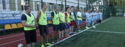 У Мукачеві священики та військові зіграли товариський футбольний матч: рахунок здивував