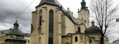 Біля львівської катедри встановили відреставровані 300-літні скульптури