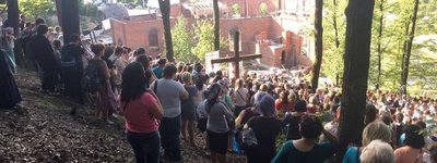 Хресна дорога в Джублику, серпень 2017 - біля чудодійного хреста