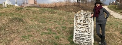 Марла Осборн у самого старого надгробия на еврейском кладбище Рогатина