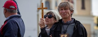 Известного белорусского врача будут судить за то, что выходил на улицу с иконой и молился